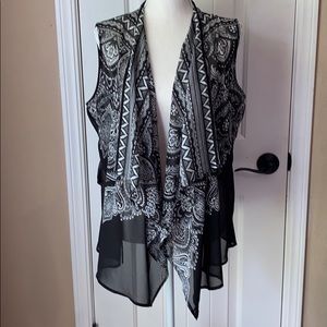 Cache Black/White Vest